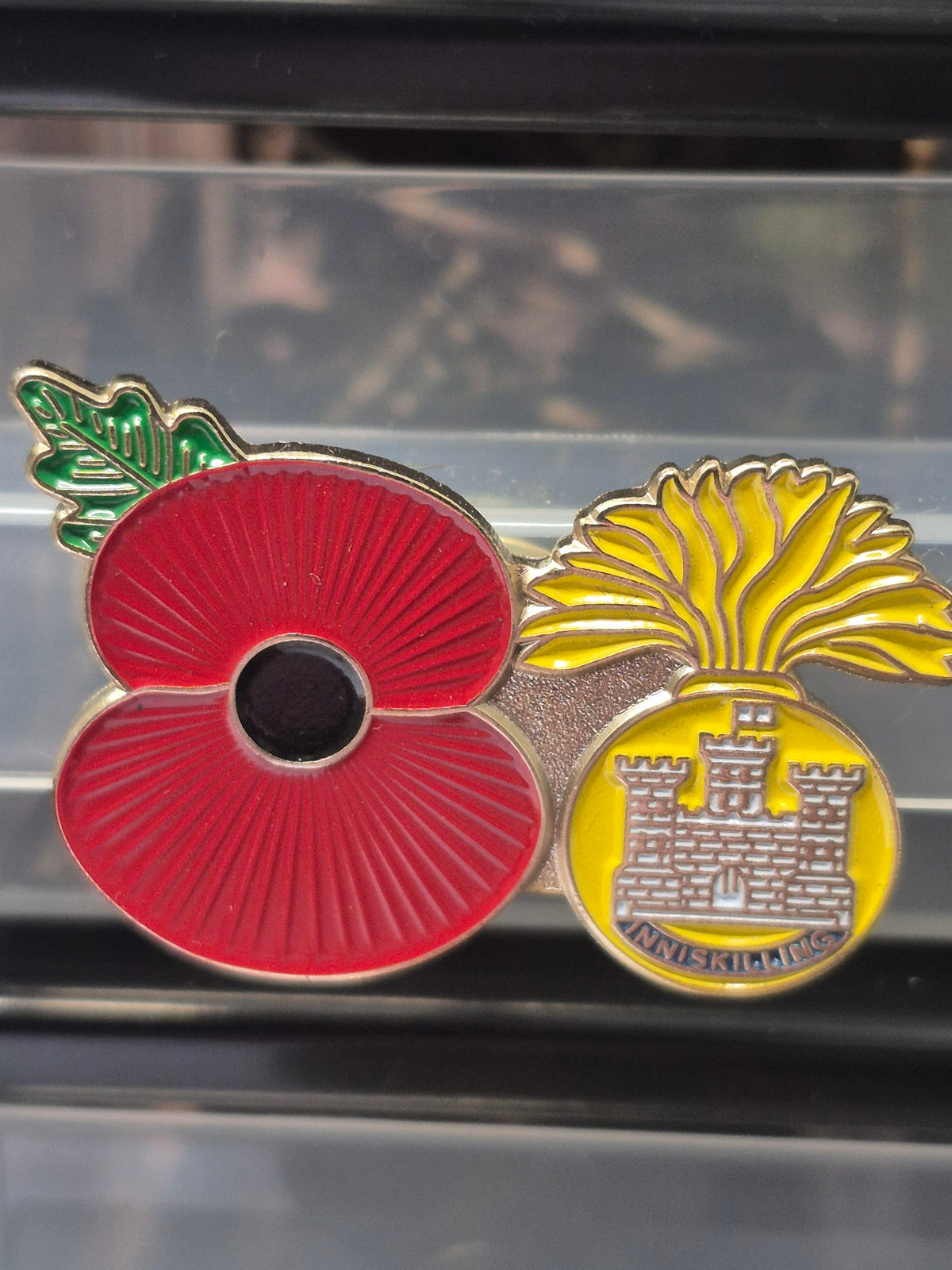 Lapel badge, Poppy with Inniskillings Cap Badge