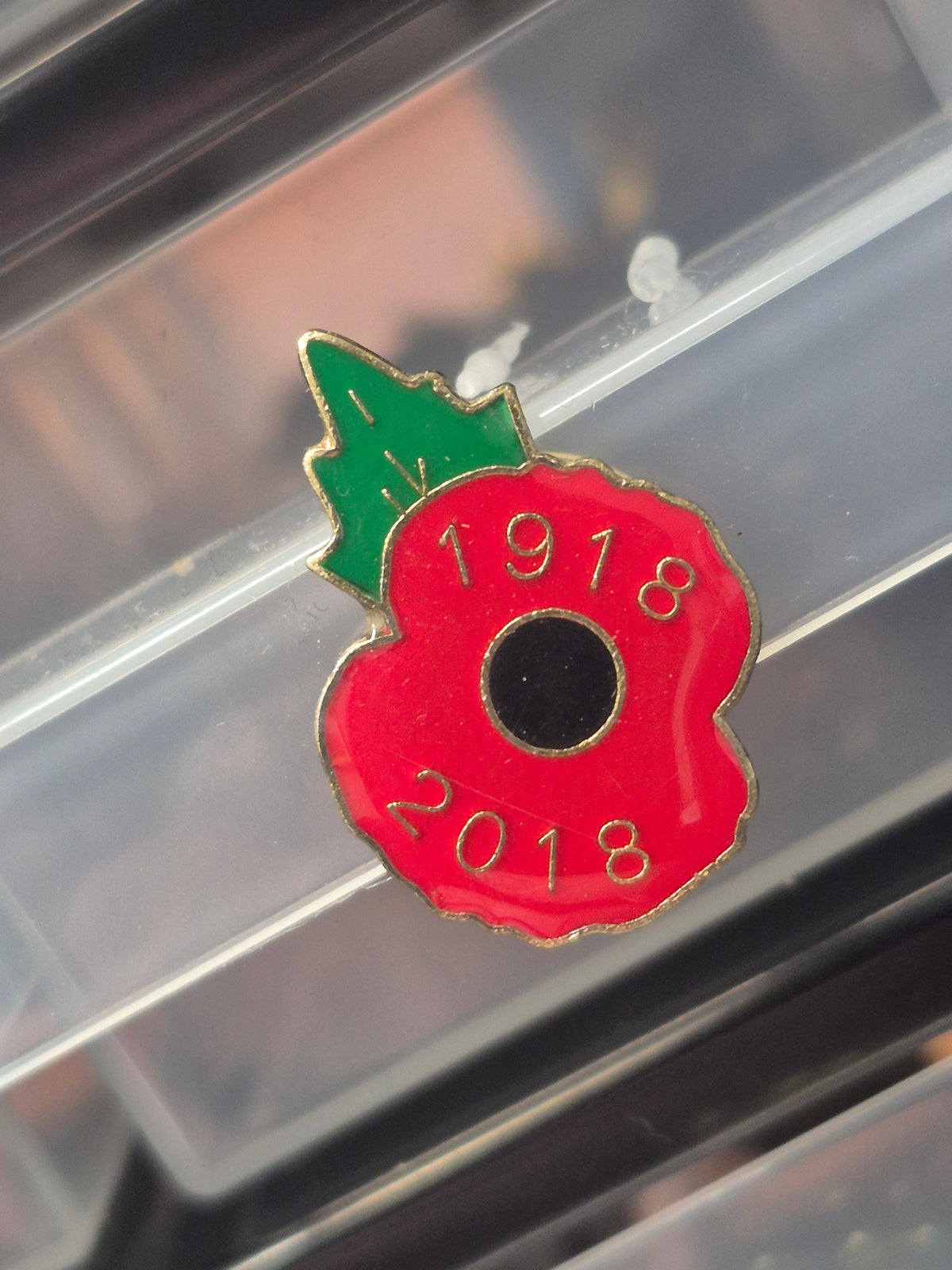 Poppy lapel badge 1918-2018